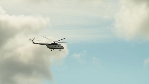 Helicóptero utilitario en el cielo — Vídeos de Stock