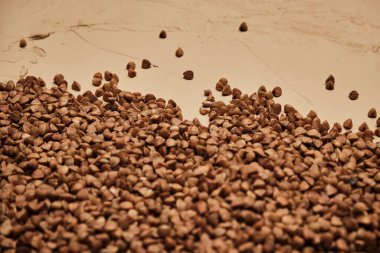 Küçük bir tencerede karabuğday. Kırsal karabuğday arka planı. Instagram için ahşap bir tencerede karabuğday.