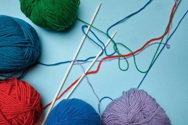 Instagram için iplik topları ve örgü iğnelerinden oluşan bir grup.