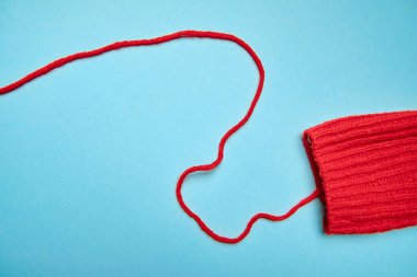 Instagram için iplik topları ve örgü iğnelerinden oluşan bir grup.