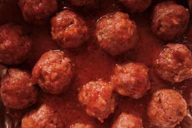 Mutfak arka planı - kırmızı domates soslu köfteler, üst manzara, yakın çekim
