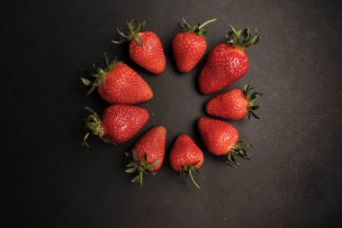 Siyah karatahtanın üzerinde kırmızı çilekler ve kopyalama alanı