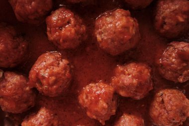 Mutfak arka planı - kırmızı domates soslu köfteler, üst manzara, yakın çekim