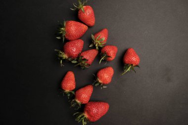 Siyah karatahtanın üzerinde kırmızı çilekler ve kopyalama alanı