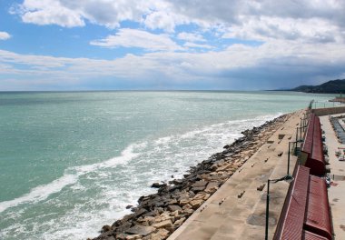 Dalgalar kıyıya karşı yendi