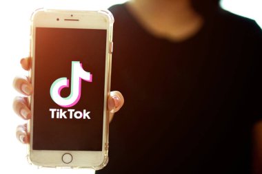 Nakhonratchasima, Tayland - 31 Mayıs 2020: Tik Tok uygulama bilgi simgesi Apple iPhone 8 'de, popüler bir sosyal medya ağı olan Tik Tok uygulama bilgi simgesi İnternet' te video oluşturma ve paylaşma uygulaması.