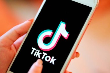 Nakhonratchasima, Tayland - 31 Mayıs 2020: Apple iPhone 8 'de Tik Tok uygulama bilgi simgesi, ona dokunmak üzere. Popüler bir sosyal medya ağı olan Tik Tok uygulaması internet üzerinden video oluşturma ve paylaşma uygulaması. 