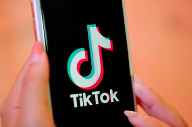 Nakhonratchasima, Tayland - 31 Mayıs 2020: Apple iPhone 8 'de Tik Tok uygulama bilgi simgesi, ona dokunmak üzere. Popüler bir sosyal medya ağı olan Tik Tok uygulaması internet üzerinden video oluşturma ve paylaşma uygulaması. 