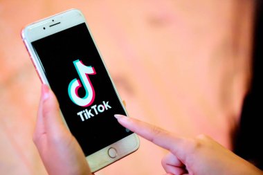 Nakhonratchasima, Tayland - 31 Mayıs 2020: Apple iPhone 8 'de Tik Tok uygulama bilgi simgesi, ona dokunmak üzere. Popüler bir sosyal medya ağı olan Tik Tok uygulaması internet üzerinden video oluşturma ve paylaşma uygulaması. 