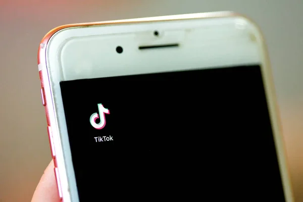 ナホナラチャシマ2020年5月31日 Tickインターネット上で動画を作成 共有するアプリが人気のSns Apple Iphone 8クローズアップ にアプリ情報アイコンを表示 ストックフォト