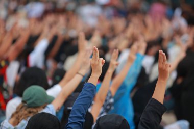 Nakhon Ratchasima, Tayland - 24 Temmuz 2020: Yeni normal Tayland, Corona virüsü Covid-19 'un yeniden açılmasından sonra hala devlete karşı yüz maskesi takan. 