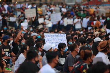 Nakhon Ratchasima, Tayland - 24 Temmuz 2020: Yeni normal Tayland, Corona virüsü Covid-19 'un yeniden açılmasından sonra hala devlete karşı yüz maskesi takan. 