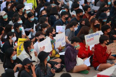 Nakhon Ratchasima, Tayland - 24 Temmuz 2020: Yeni normal Tayland, Corona virüsü Covid-19 'un yeniden açılmasından sonra hala devlete karşı yüz maskesi takan. 