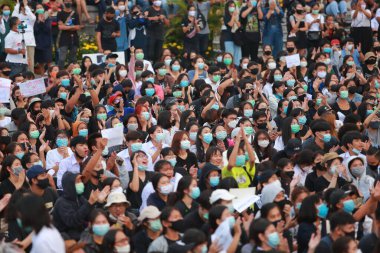 Nakhon Ratchasima, Tayland - 24 Temmuz 2020: Yeni normal Tayland, Corona virüsü Covid-19 'un yeniden açılmasından sonra hala devlete karşı yüz maskesi takan. 