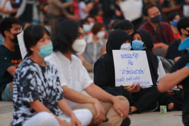 Nakhon Ratchasima, Tayland - 24 Temmuz 2020: Yeni normal Tayland, Corona virüsü Covid-19 'un yeniden açılmasından sonra hala devlete karşı yüz maskesi takan. 