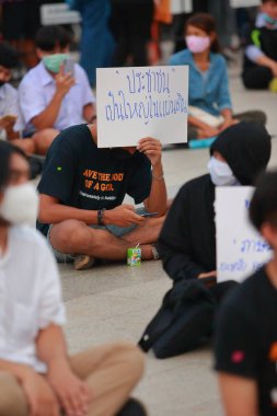 Nakhon Ratchasima, Tayland - 24 Temmuz 2020: Yeni normal Tayland, Corona virüsü Covid-19 'un yeniden açılmasından sonra hala devlete karşı yüz maskesi takan. 