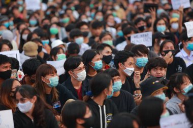 Nakhon Ratchasima, Tayland - 24 Temmuz 2020: Yeni normal Tayland, Corona virüsü Covid-19 'un yeniden açılmasından sonra hala devlete karşı yüz maskesi takan. 