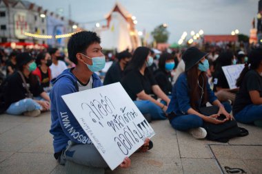 Nakhon Ratchasima, Tayland - 24 Temmuz 2020: Yeni normal Tayland, Corona virüsü Covid-19 'un yeniden açılmasından sonra hala devlete karşı yüz maskesi takan. 