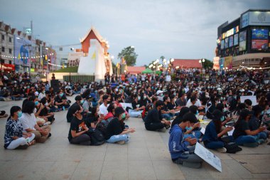 Nakhon Ratchasima, Tayland - 24 Temmuz 2020: Yeni normal Tayland, Corona virüsü Covid-19 'un yeniden açılmasından sonra hala devlete karşı yüz maskesi takan. 
