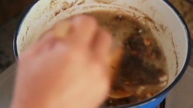 Çin bitkisi. Çin bitkisel ilaçları. Örneğin, mantarlar, kökler, tencerede kaynayan yapraklar. .