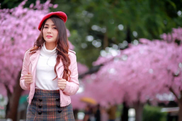 Seorang Wanita Pelancong Hipster Bertamasya Mengenakan Topi Merah Dan Gaun — Stok Foto