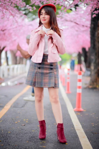 Une Voyageuse Hipster Femme Touristique Porter Chapeau Rouge Une Robe — Photo