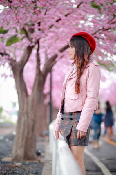 Seorang Wanita Pelancong Hipster Bertamasya Mengenakan Topi Merah Dan Gaun — Stok Foto