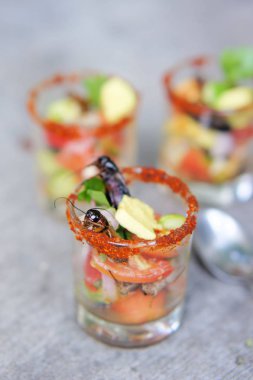 Cırcır böcekleri, domates, soğan, sarımsak, limon, kişniş ve bir avokado