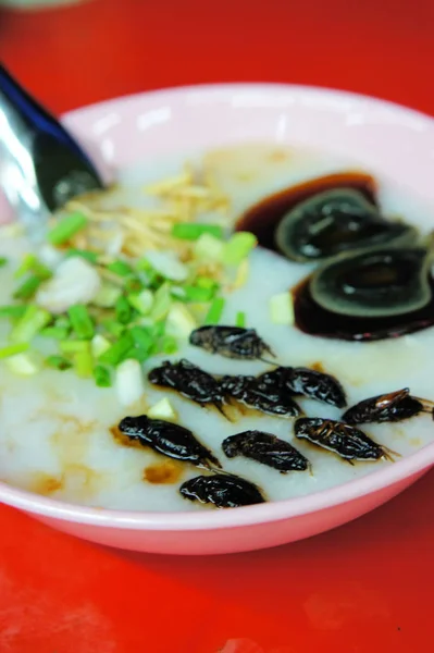 Nasi Bubur Asia Sup Atasnya Dengan Chives Telur Dan Jangkrik — Stok Foto
