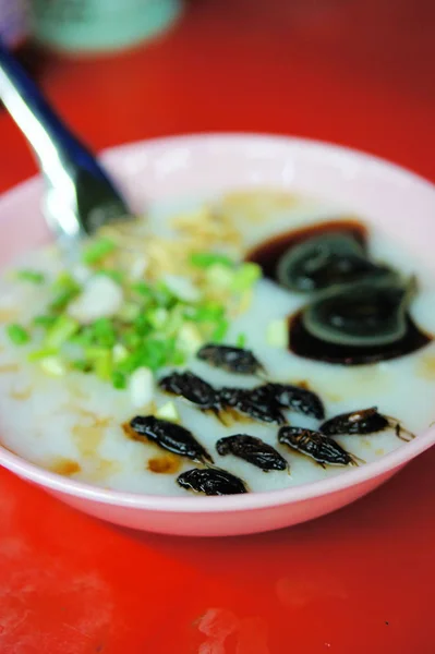 Nasi Bubur Asia Sup Atasnya Dengan Chives Telur Dan Jangkrik — Stok Foto