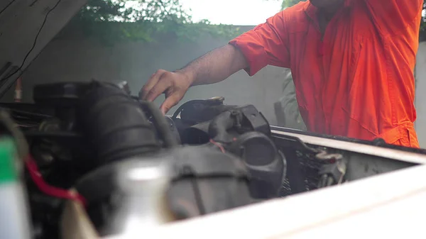 Professional Mechanic Uniform Repairing Car Workshop — Stock Photo, Image