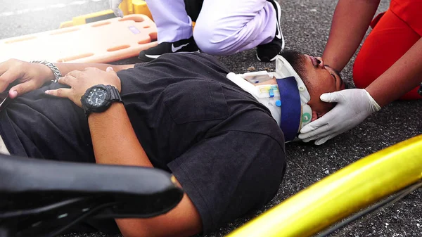 Bisikletten düşen kazazedelere ilk yardım yapan kurtarma görevlileri