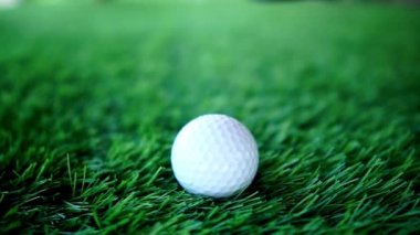 Yeşil çimlerde golf oynayan golf oyuncusu erkek botlarının yakın çekim görüntüleri.