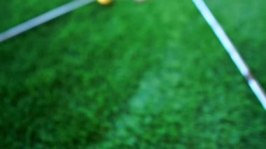 Yeşil çimlerin üzerinde çizmeleri olan golf topları ve golf sopalarının yakın çekim görüntüleri.