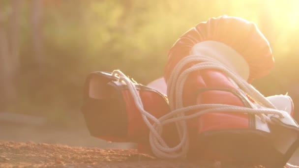 Bokshandschoenen Die Aan Het Prikkeldraad Hangen — Stockvideo