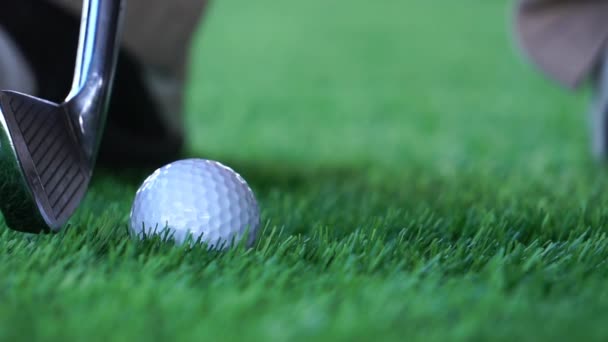 高尔夫球落在草地上的镜头 还有男足和推杆准备击球的镜头 — 图库视频影像