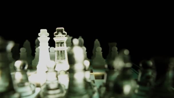 Koncept Obchodní Soutěže Detailní Záběr Obchodníka Skleněnými Šachy — Stock video