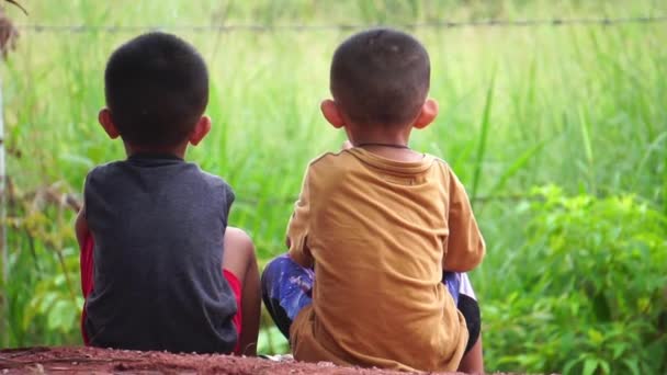镜头慢动作 两个亚洲男孩正在聊天 在大自然的中间玩得很开心 — 图库视频影像