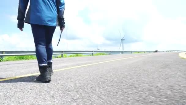 Ingeniero Trabajando Aire Libre Para Comprobar Sistema Turbina Eólica — Vídeo de stock