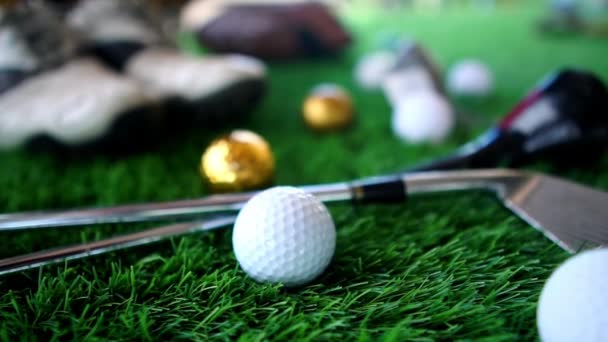 Material Primer Plano Pelotas Golf Putters Con Botas Hierba Verde — Vídeo de stock