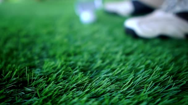 Close Imagens Botas Masculinas Jogador Golfe Jogando Golfe Grama Verde — Vídeo de Stock