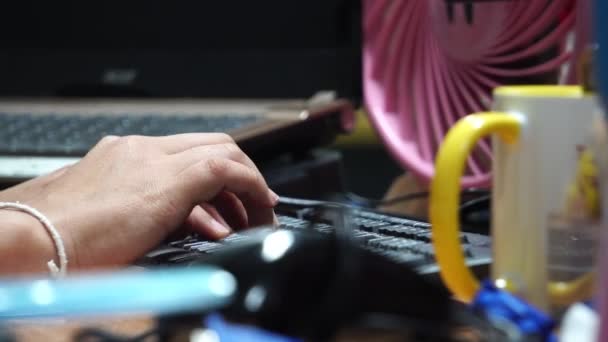 视频4K 特写会计师的手在电脑键盘上工作 — 图库视频影像