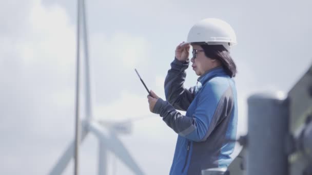 Ingeniero Trabajando Aire Libre Para Comprobar Sistema Turbina Eólica — Vídeos de Stock