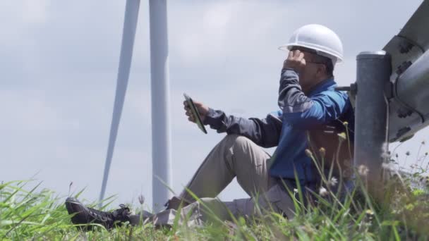 Ingeniero Trabajando Aire Libre Para Comprobar Sistema Turbina Eólica — Vídeo de stock