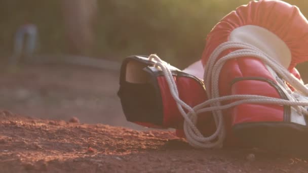 Boxhandschuhe Die Stacheldraht Aufgehängt Werden — Stockvideo