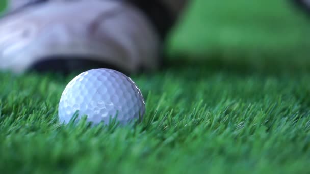 Filmato Pallina Golf Sull Erba Piedi Maschili Putter Andando Colpire — Video Stock