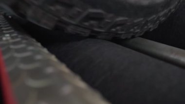 Araba servisindeki görüntüler, gümüş arabanın tekerleklerini kontrol etmek. 