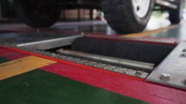 Araba servisindeki görüntüler, gümüş arabanın tekerleklerini kontrol etmek. 