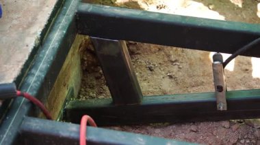 Kaynakçının çalıştığı, çelik kirişleri kaynak yaptığı görüntüler.