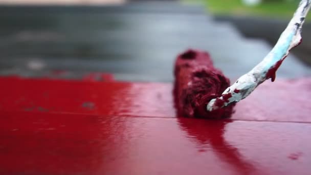 涂装工艺的镜头 钢用红色油漆的防锈效果 — 图库视频影像